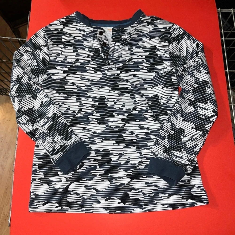 VINTAGE GYMBOREE BOYS SZ 10/12 LONG SLEEVED GRAY AND WHITE CAMO SHIRT